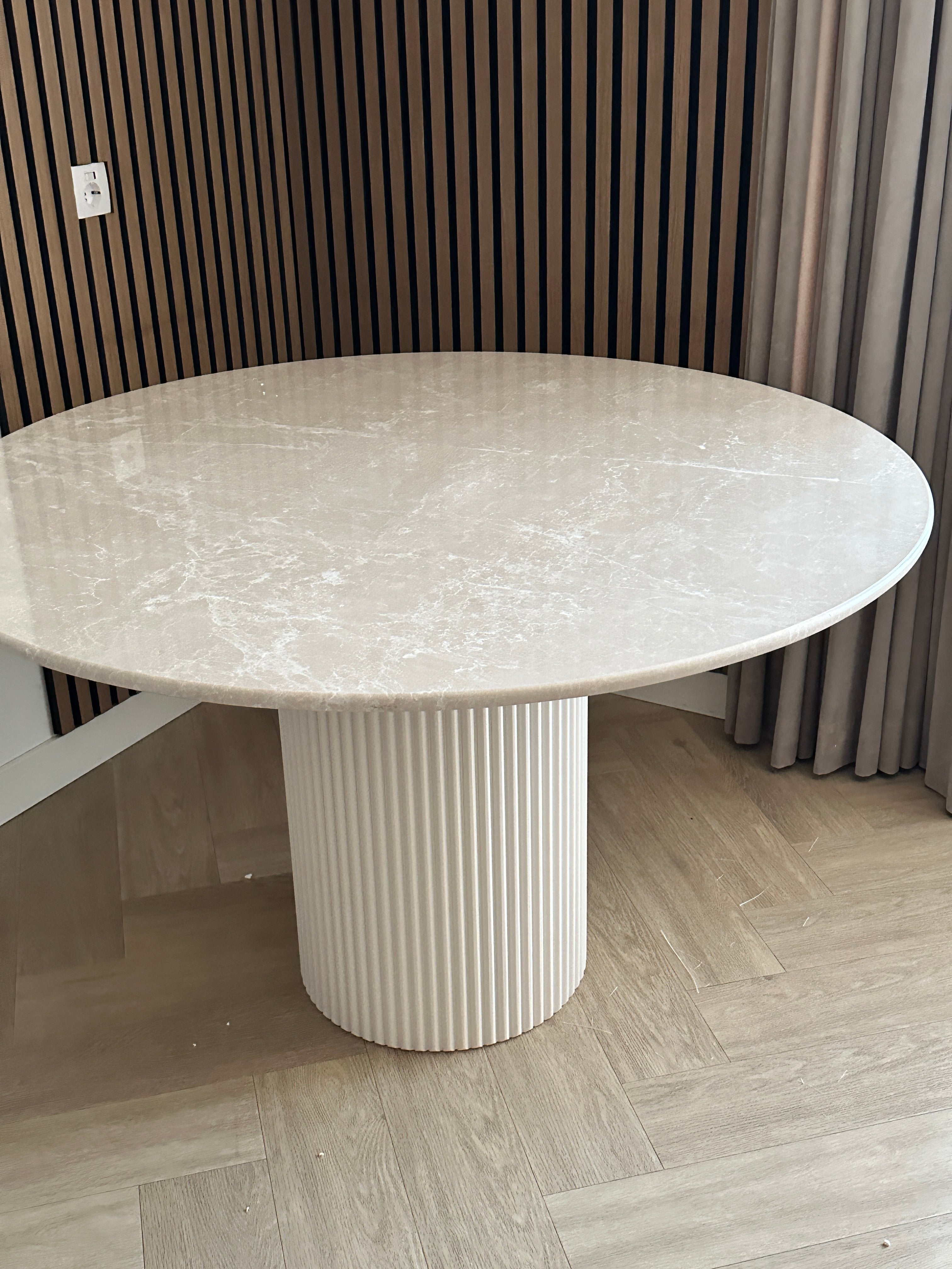 Table à manger ronde en marbre Adora