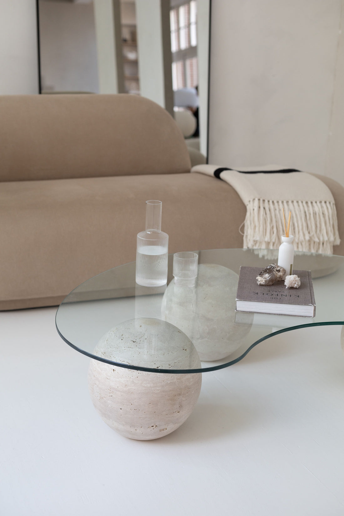 Arena Glazen Salontafel Organisch – Travertin Bollen