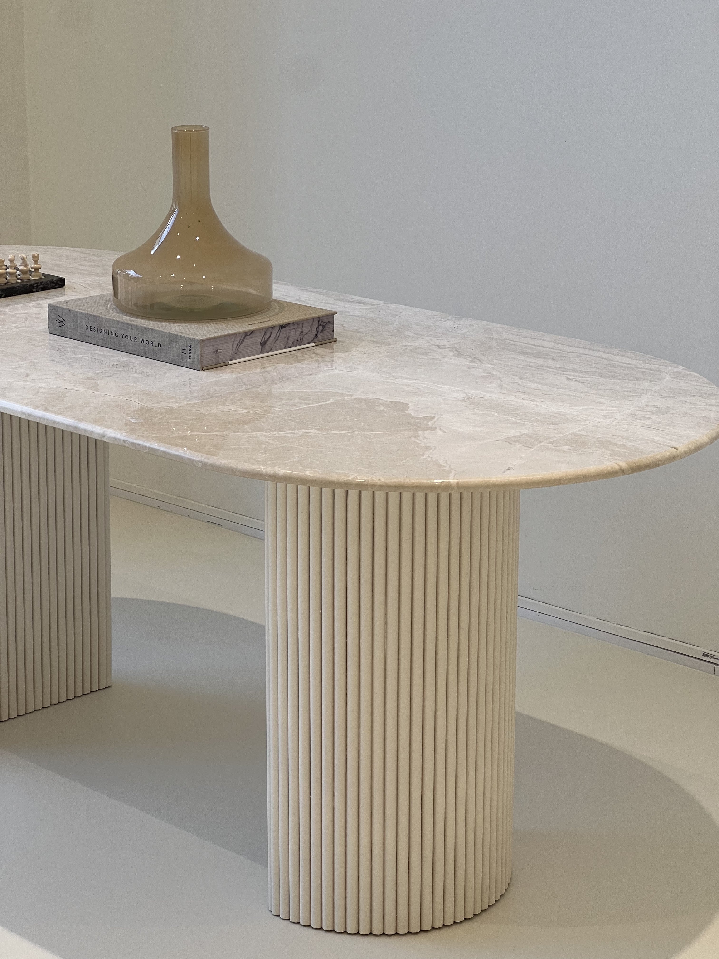 Ovaler Esstisch aus Marmor – Beige River – Flötenholz – Poliert