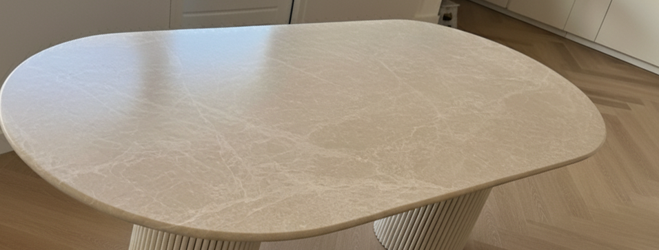 Table de salle à manger ovale en marbre Adora