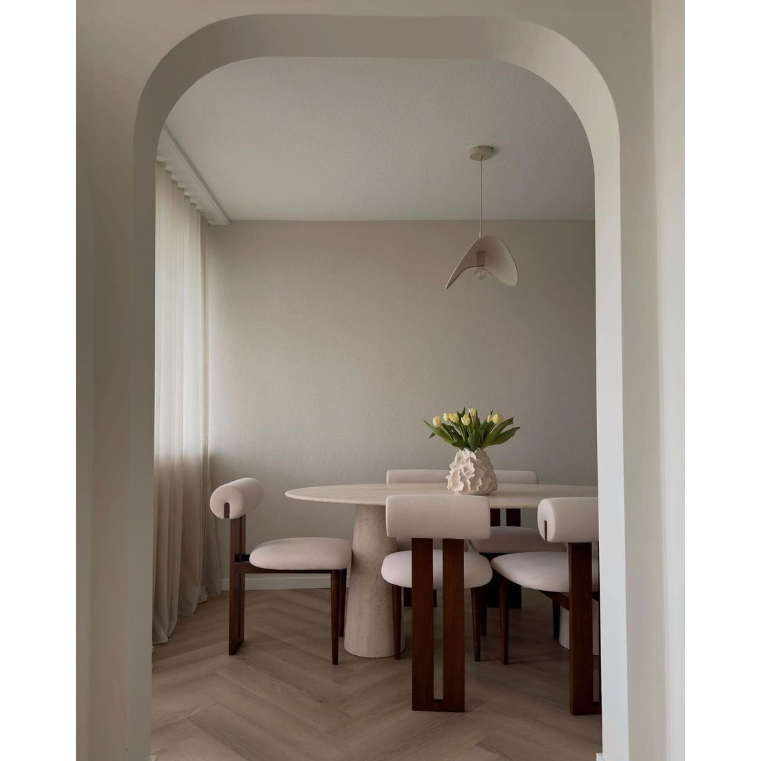 Travertine oval dining table - Light Veincut - Pebble Small - Honed